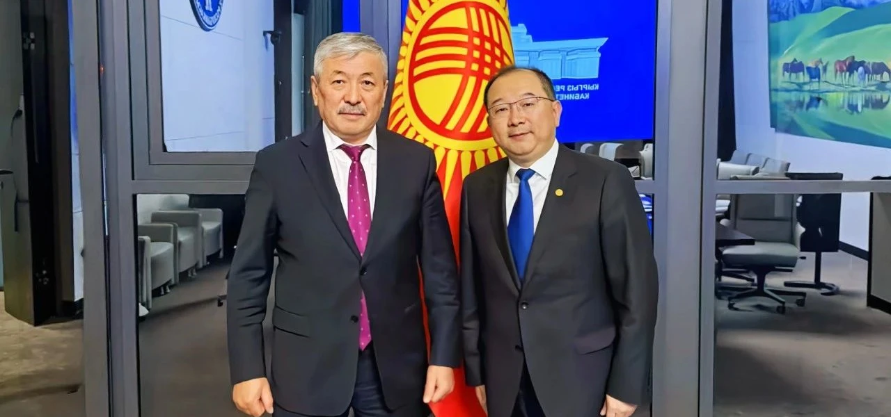 Xu Lu rend visite à Adylbek Kasymaliev, Premier ministre de la République kirghize