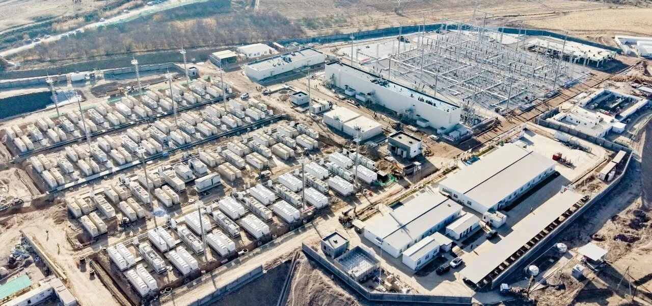 Le plus grand projet de stockage d'énergie électrochimique d'Asie centrale réussit sa première connexion au réseau électrique