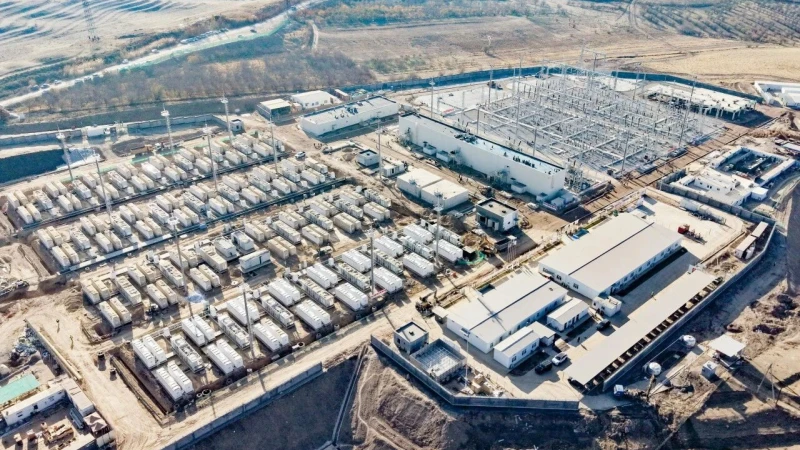 Le plus grand projet de stockage d'énergie électrochimique d'Asie centrale réussit sa première connexion au réseau électrique